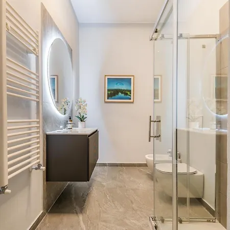 아파트 Intrho Isola Luxury , Modern & Cozy *